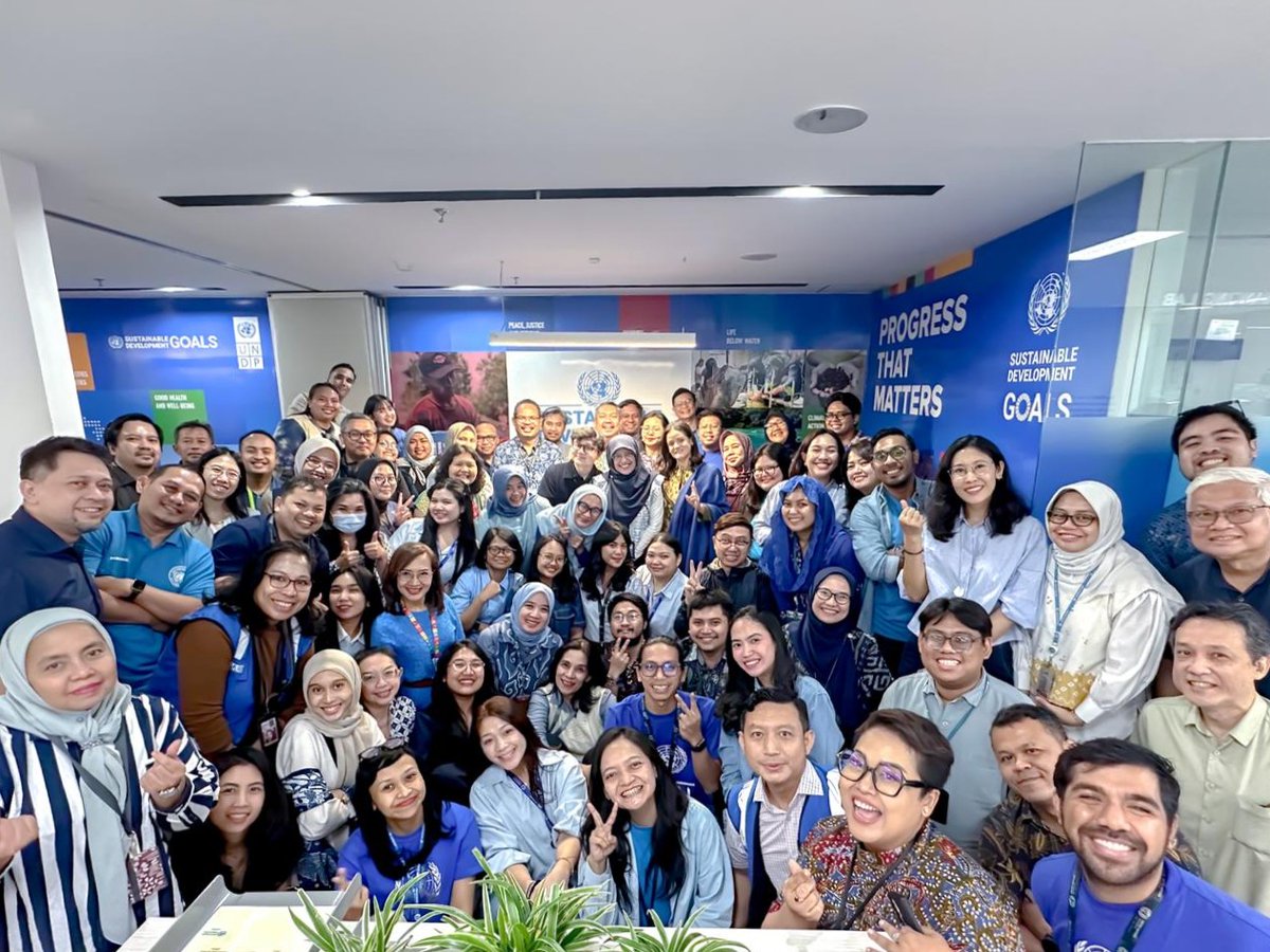 UNDPIndonesia's tweet image. The #UNDP Indonesia office turns blue today to celebrate #UNDay2025! We are proud to be part of the UN’s 80-year journey of working for peace, equality, and sustainable development — progress that truly matters. 💙