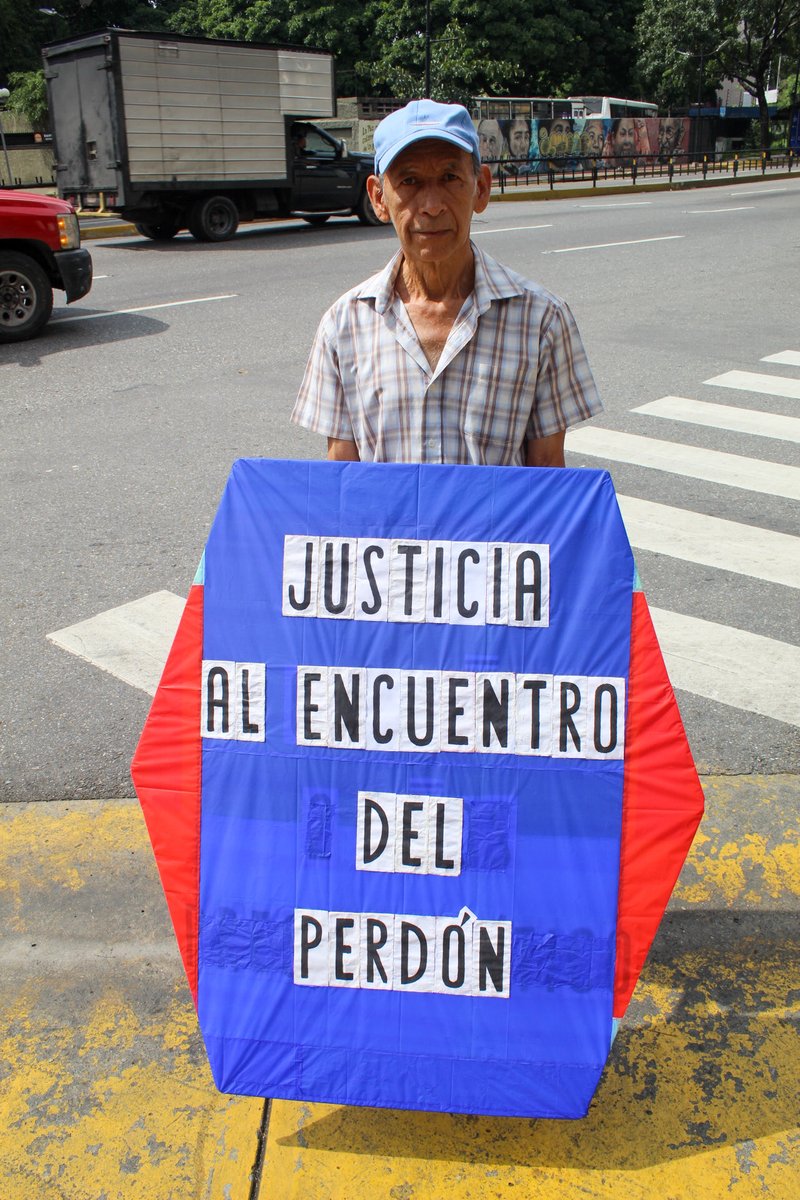 #24Oct #SrDelPapagayo 
<a href="/JEPvzla/">Justicia, Encuentro y Perdón</a>: Hoy, desde nuestra organización, queremos rendir un homenaje lleno de amor y gratitud a Rafael Araujo, el Señor del Papagayo <a href="/srpapagayos/">Papagayo</a>, en el día de su cumpleaños.

Cuando las calles se callaron, él siguió allí.

Cuando el miedo o la tristeza