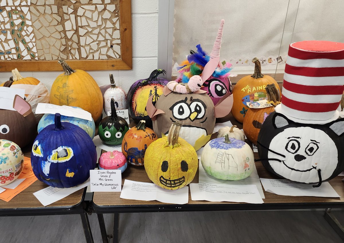 Smith_Chrissy_'s tweet photo. Pumpkins @ Hastings Mallory Elementary 🎃 @michael_smolnik https://t.co/LyWDVfAlBj