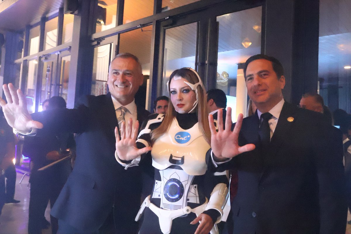 CNTinforma's tweet photo. 🚀 ¡Guayaquil ya siente la velocidad del futuro!
En el lanzamiento del #5G en #Guayas, los asistentes vivieron la potencia de la conectividad de @CNT_EC, con velocidades superiores a 1 gigabit.
Cada experiencia interactiva fue el inicio de una nueva era digital. 💙
#PrimerosCon5G https://t.co/PNXsFdClR7