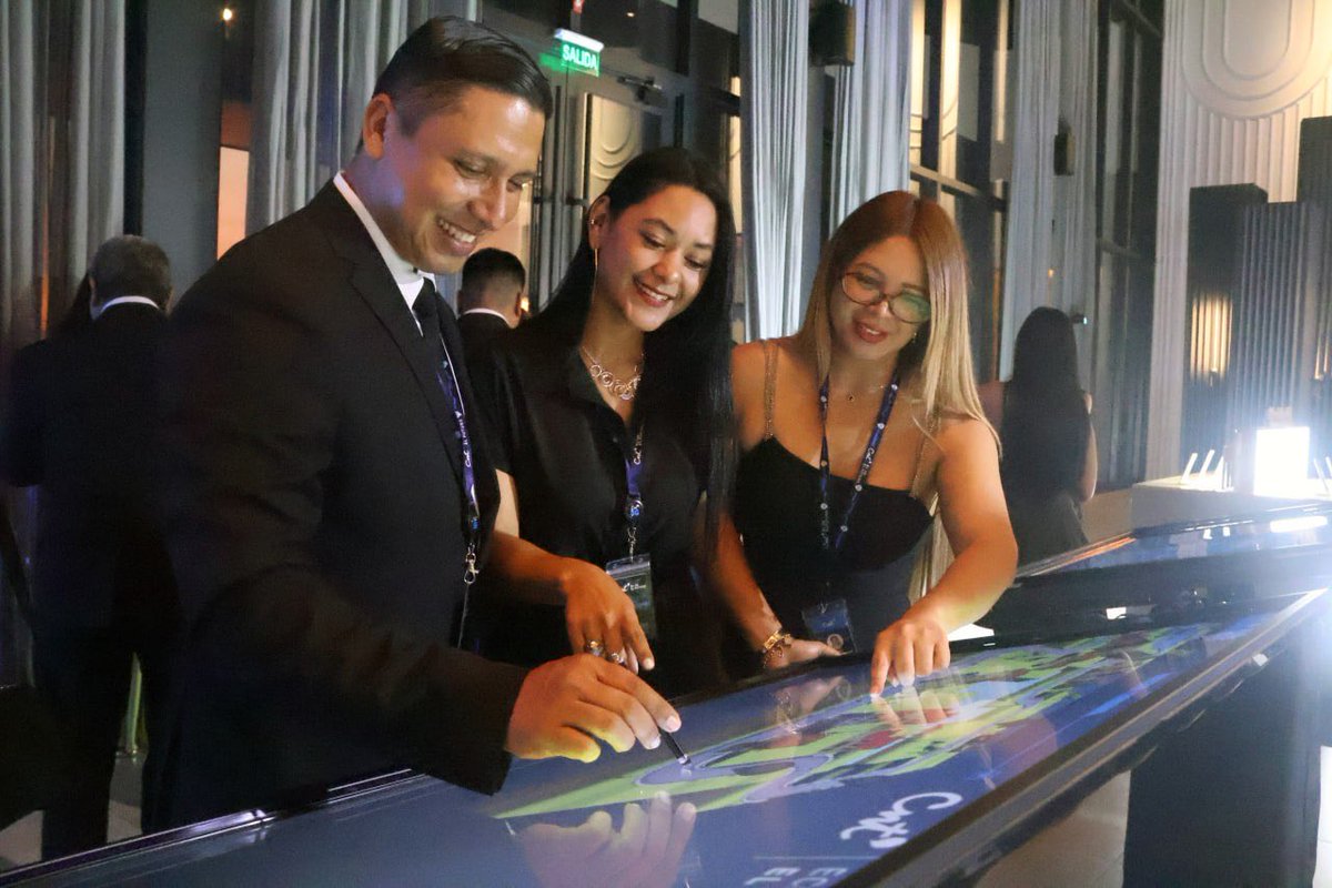 CNTinforma's tweet photo. 🚀 ¡Guayaquil ya siente la velocidad del futuro!
En el lanzamiento del #5G en #Guayas, los asistentes vivieron la potencia de la conectividad de @CNT_EC, con velocidades superiores a 1 gigabit.
Cada experiencia interactiva fue el inicio de una nueva era digital. 💙
#PrimerosCon5G https://t.co/PNXsFdClR7