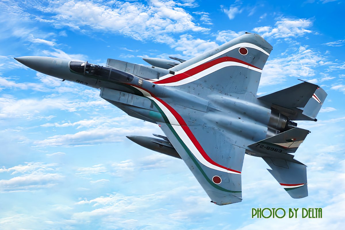 昨夜のカズレーザー、楽しめました！空戦て3次元のチェスと言われますが、速度高度空気抵抗、いろんなファクターを先読みし強烈なGに耐えつつ飛んでいるんですね。
2023航空祭画像から、カズレーザーが乗った070号機と、306SQスペマ。後者は冒頭出てきた広報のジーニーさんが駆っていました。
Delta✈