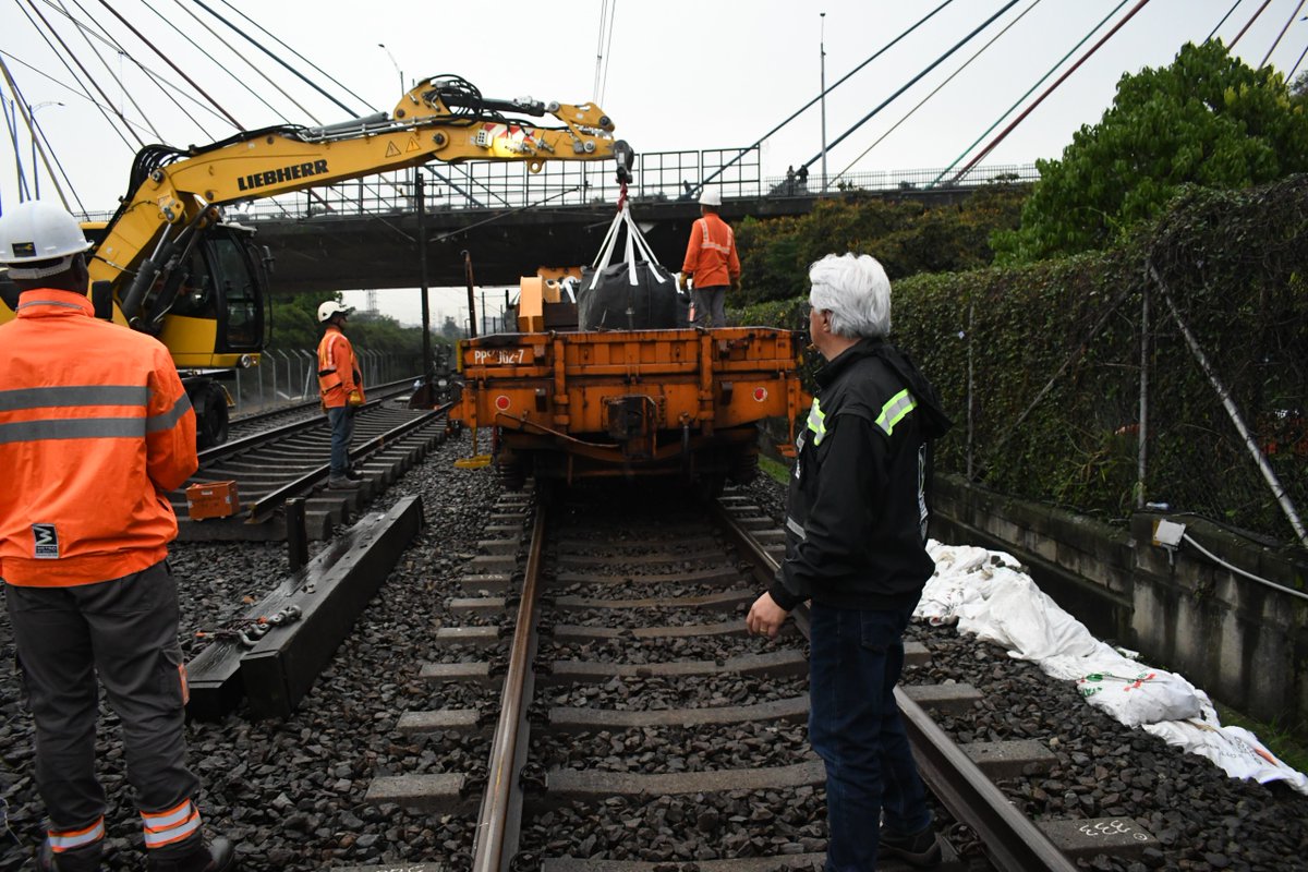 Seguimos avanzando con compromiso y coordinación para restablecer lo más pronto posible el servicio comercial en toda la línea A. 
🏗️👷🚈