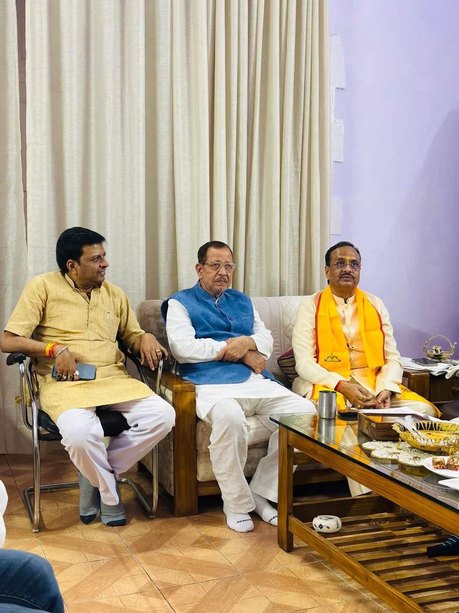 Bambalal_BJP's tweet image. प्रदेश के पूर्व उपमुख्यमंत्री एवं राज्यसभा सांसद डॉ. दिनेश शर्मा जी के लखनऊ आवास पर पहुँचकर दीपावली की हार्दिक शुभकामनाएँ दीं।
डॉ. शर्मा जी के स्नेहिल मार्गदर्शन एवं आत्मीय आतिथ्य ने मन को अभिभूत कर दिया।

@drdineshbjp

#Deepawali #DineshSharma #Lucknow #BJP #VikasKaSankalp