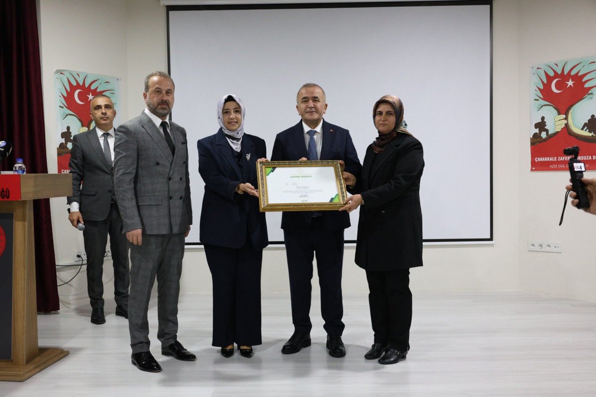 📍Fırat Anaokuluna Bakanlığımızdan Çevre Beratı
Hazırladığı çeşitli projeler nedeni ile Bakanlığımızın Çevre Beratı ile ödüllendirdiği Fırat Anaokuluna Beratları; Sayın Valimiz Numan HATİPOĞLU ve İl Müdürümüz Sayın Beraat ŞAHİN’in katıldığı bir programla  okul müdürü Elanur KOLAY