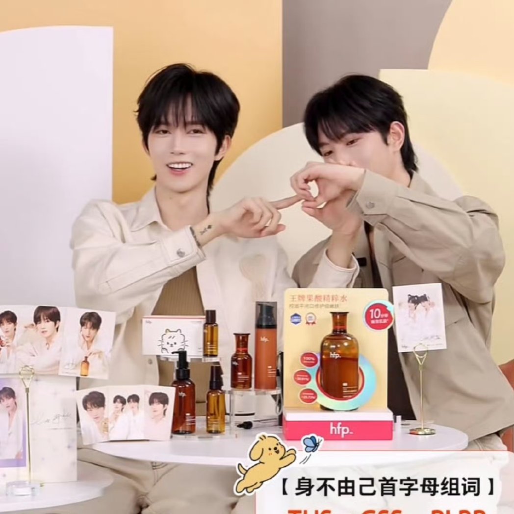 cantik95's tweet photo. Idk what their hands are doing but it’s giving yaoi energy 😭 https://t.co/zgMMy7ByPW