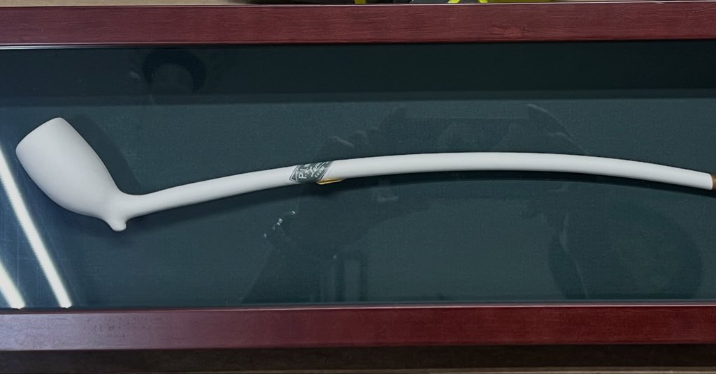 CarnegieFraming's tweet image. A Piece of History, Preserved in Style.
This elegant long-stemmed pipe isn’t just framed — it’s honored.
At Carnegie Hill Framing, we specialize in custom shadowbox displays for cherished keepsakes, rare collectibles, and timeless heirlooms.

#customframing #shadowboxframe