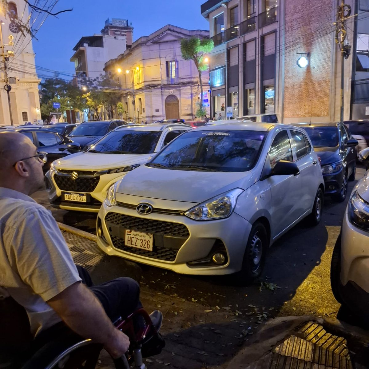 Anoche, en cercanía a la Catedral de Asunción y al Lido Bar, me encontré con esta situación: un vehículo estacionado frente a la rampa de acceso, impidiendo el paso de mi silla de ruedas. Para colmo, otro vehículo mal estacionado detrás.

No se trata solo de una infracción, se