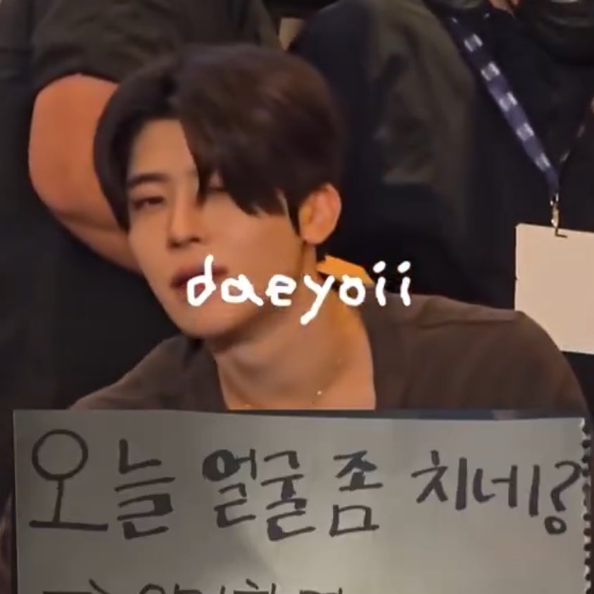 늬끼한윙크 해달라니까 진짜 느끼끼
겉절이 가져와앜ㅋㅋ😍😍