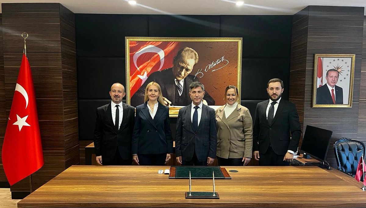 Trakya Koleji Kurucu Temsilcisi Şule ÇALIŞKAN, İlkokul Müdürü Ersan KUL, Lise Müdürü Sezin MISTIKLAR ve Berker YILDIRIM, Kaymakamımız Niyazi ERTEN’i ziyarette bulundular.

Nazik ziyaretleri için kendilerine teşekkür ederiz.