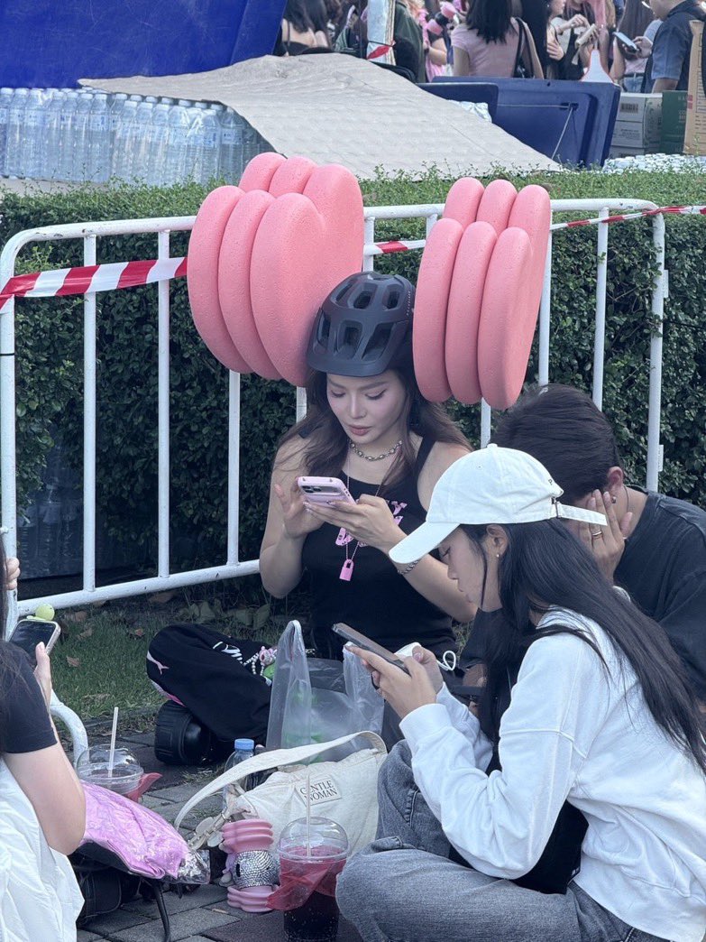 last time at lisa fan meetup someone dressed up as a star. and now it’s a hammerbong 😭

LISA ENCHANTS RAJAMANGALA
#DEADLINEinBangkok_LISA 
#BLACKPINK_DEADLINE