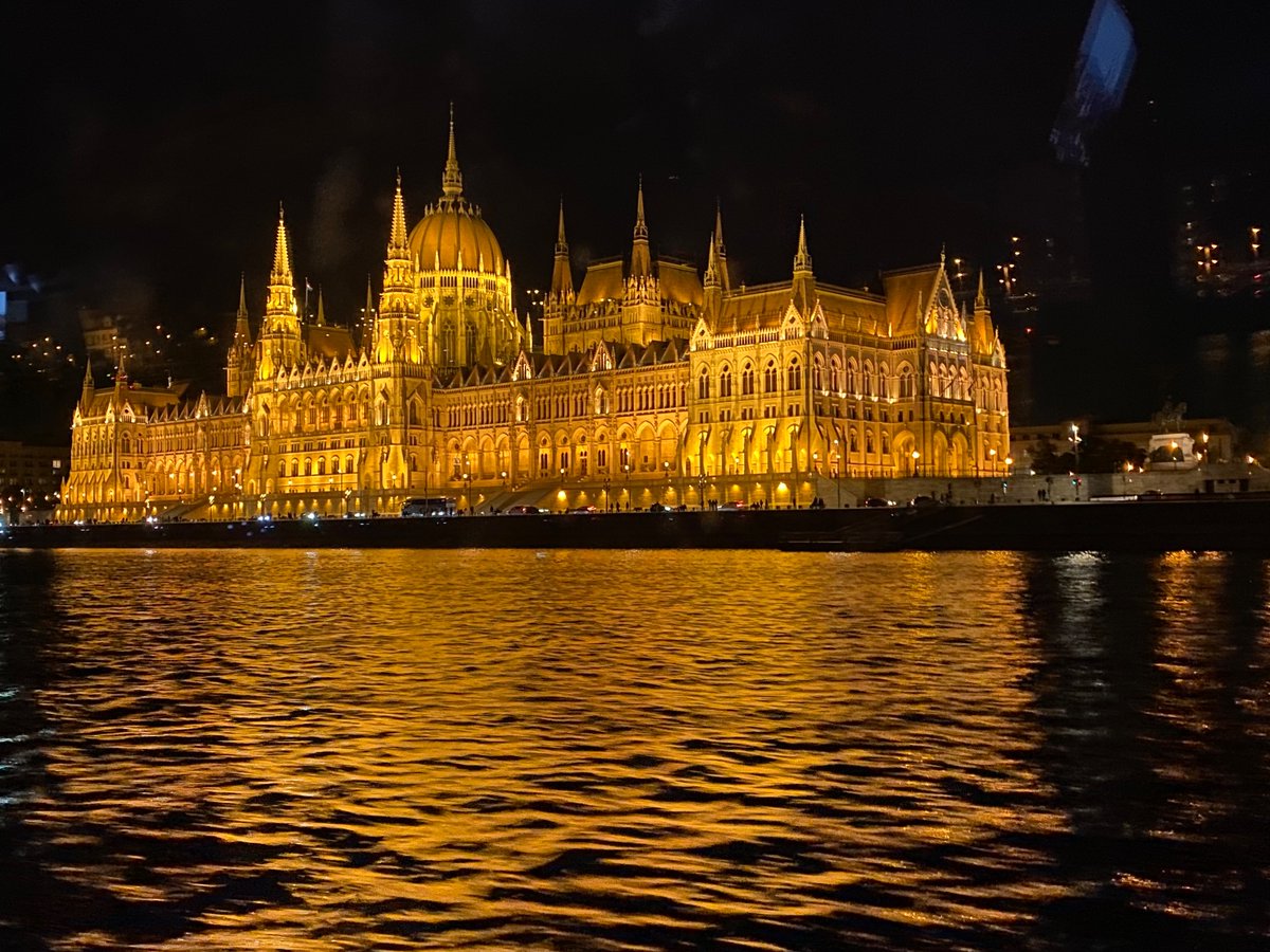 MaikoLibs's tweet photo. ブダペスト幻想的でした。温泉最高。地元の人達、お世話になりました。
#budapest https://t.co/Aem1oFbMe2