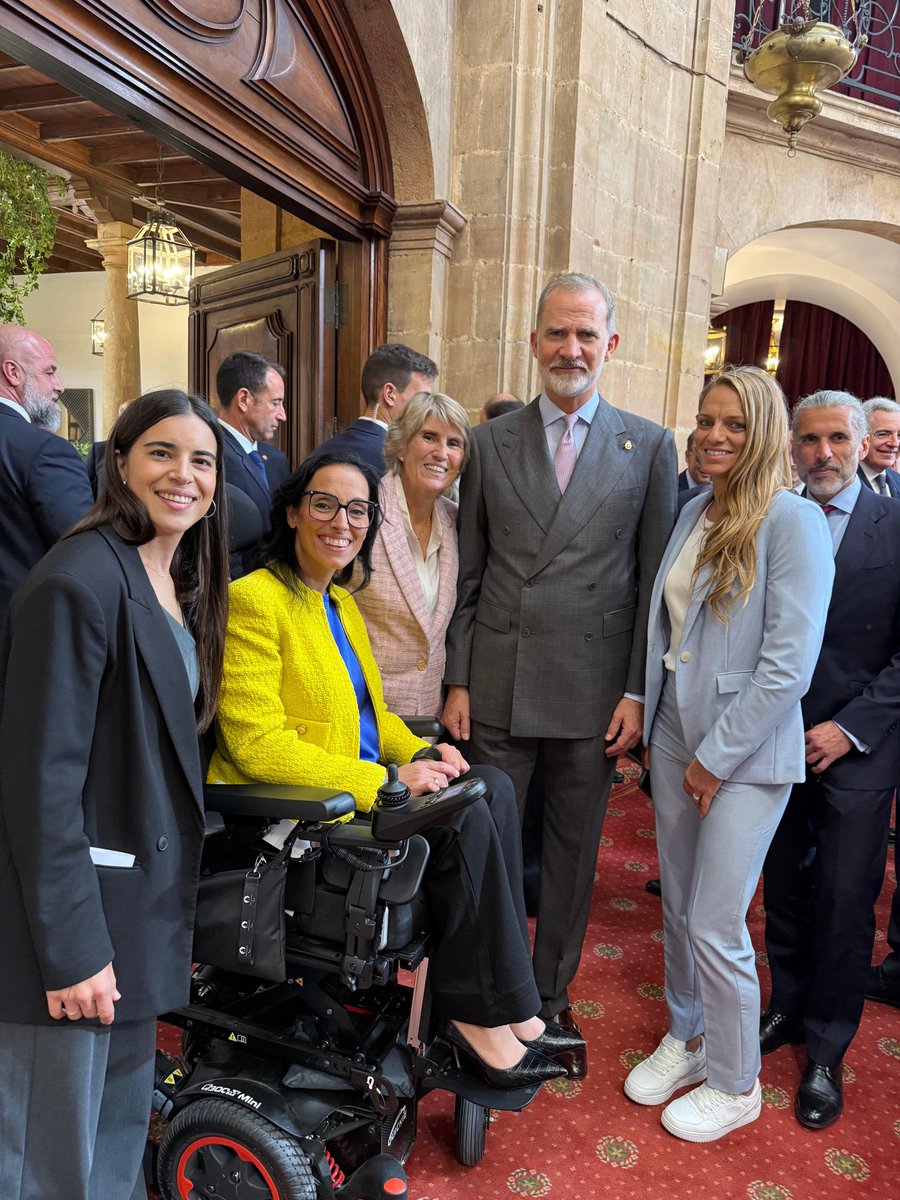 El jurado (algunos) de deportes del Princesa de Asturias nos hemos reunido con el Rey en el almuerzo oficial. Queríamos estar con <a href="/serenawilliams/">Serena Williams</a> pero no ha podido ser <a href="/JenniferPareja/">Jennifer Pareja</a> <a href="/teresa_perales/">Teresa Perales PLY</a> <a href="/aseretbp/">Teresa Bernadas</a> <a href="/albertoslaso/">Alberto Suárez Laso</a>