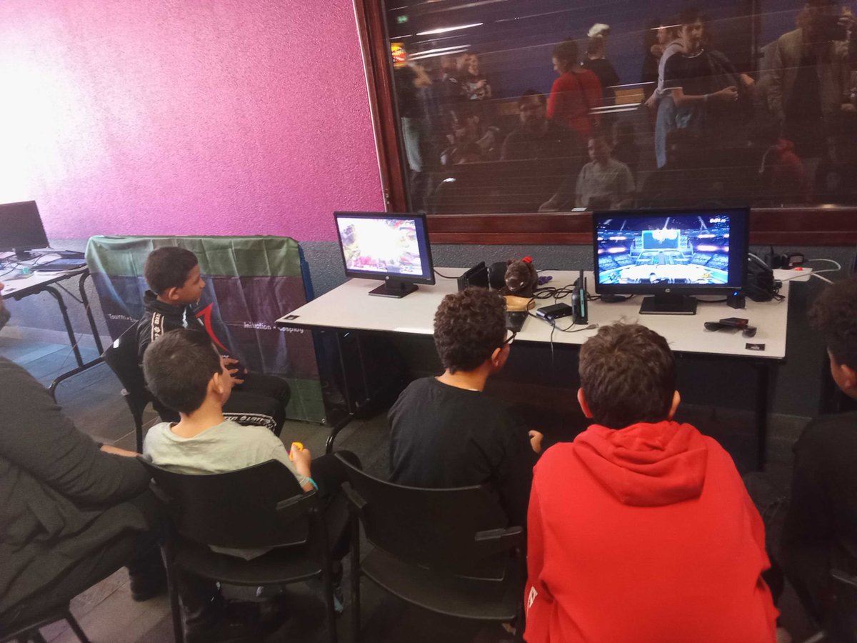Voici les photos du VSV au Festival du Jeu Vidéo de <a href="/bourglesvalence/">Ville de Bourg-lès-Valence</a> le week-end dernier ! ✨
Un accueil chaleureux, des joueureuses passionné.es, des matchs électriques et un public au rendez-vous, vraiment, merci à toutes et tous pour ce moment inoubliable ! 💖