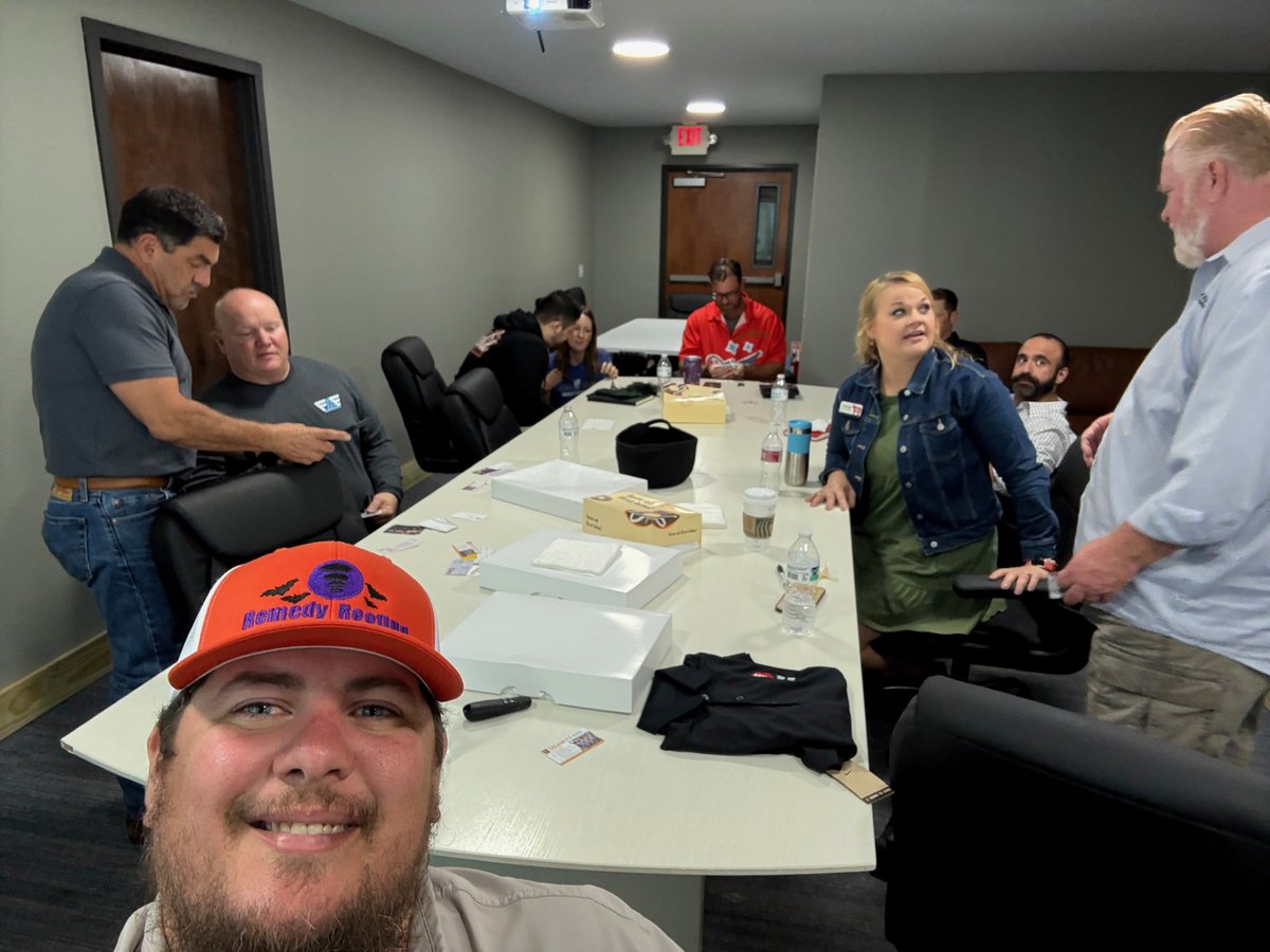 remedyroofing's tweet image. We're not falling🍂 behind this October in #CedarParkTX! From attending ribbon cuttings to hosting Neighbors Networking Group at Remedy Roofing + Coffee with Council, there are so many great ways to stay connected!
#SupportLocal #CommunityStrong #Networking #CedarParkChamber
