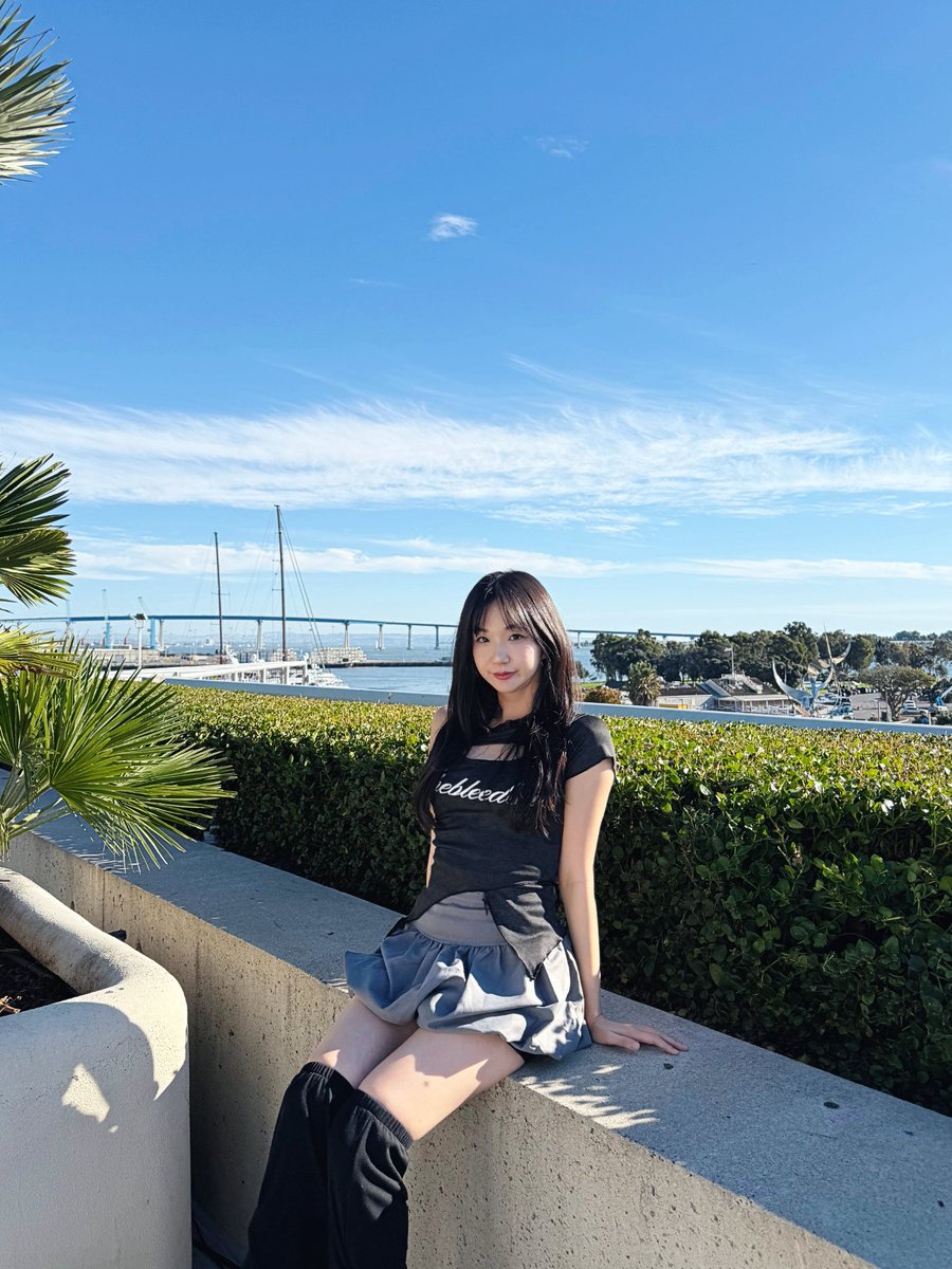tyongeee's tweet image. Twitchcon Day 2 💜

My feed’s all K-pop so idk the IRL streamer drama 😭 but tbh every group’s got that one weirdo, and it doesn't mean the whole group is like that 4shrug