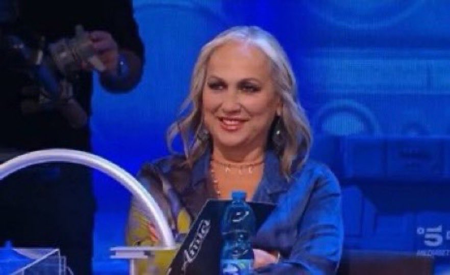 Maria ha chiesto a Mattia rimare a centro studio perché in settimana la Celentano le ha mandato un messaggio complimentandosi su quanto fosse “preparato e presente Mattia come insegnante” come piace a lei

Sempre detto che la maestra lo stimava, sono soddisfazioni❤️‍🩹 #amici25
