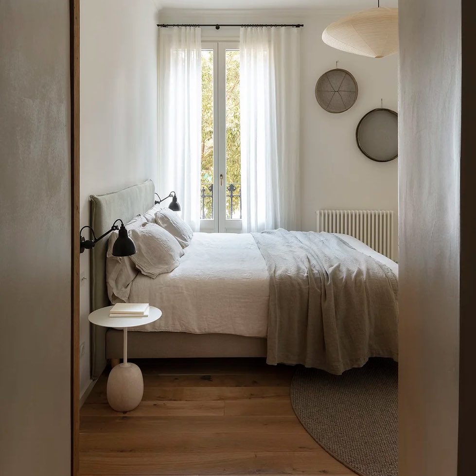 La interiorista Laura Muñoz vio y resolvió en esta reforma, creando una galería interior que conecta interior y exterior y baña de luz esta casa en el ensanche de Barcelona.nuevoestilo.es/casas/a6910707…

Proyecto: Laura Muñoz
Fotos: Meritxell Arjalaguer