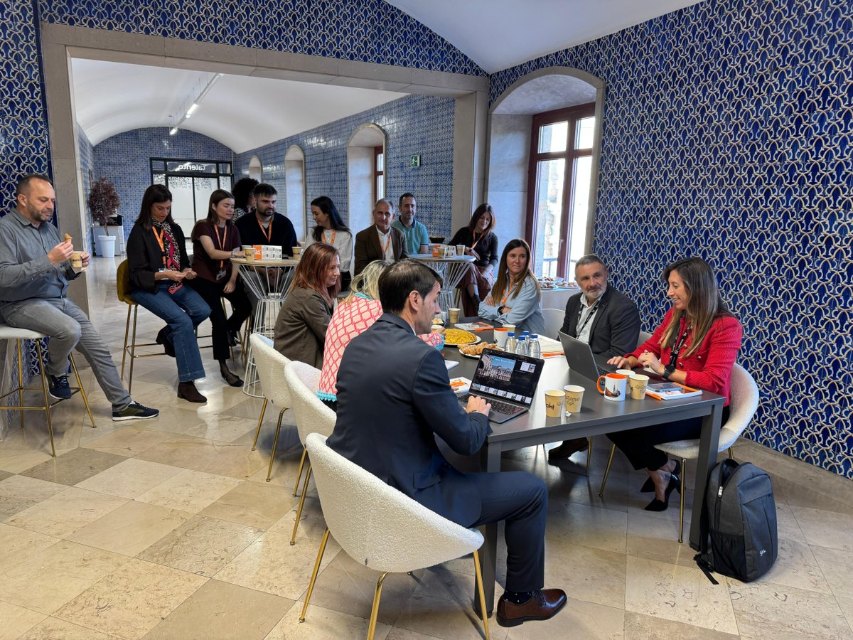GijonImpulsa's tweet photo. 👏 La vicealcaldesa de Gijón/Xixón, Ángela Pumariega, y el director gerente de Gijón Impulsa, Luis Díaz, visitaron esta mañana las instalaciones de @Talento_Corp.

¡Gracias por enseñarnos vuestro trabajo y enhorabuena por vuestra trayectoria! 🙌 https://t.co/yzu82KntzY