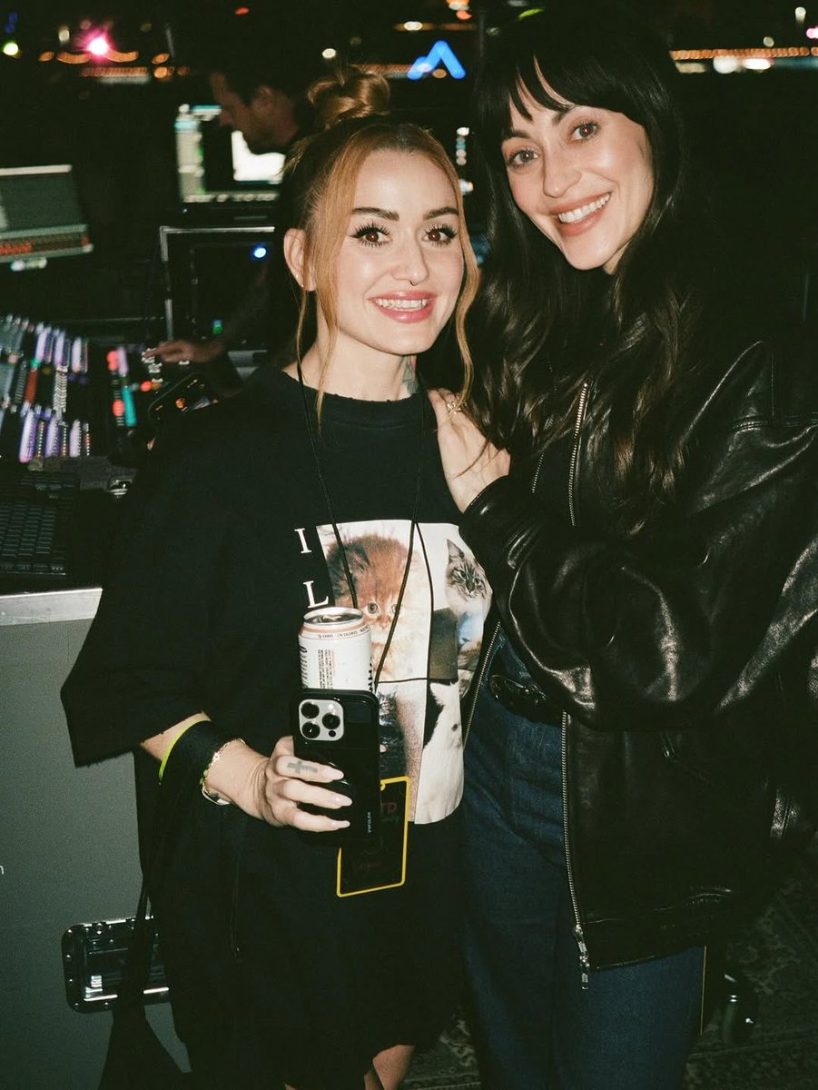 nunca falei isso aqui mas desde que eu sou fã de panic! eu não consigo não achar a sarah A CARA da katy perry