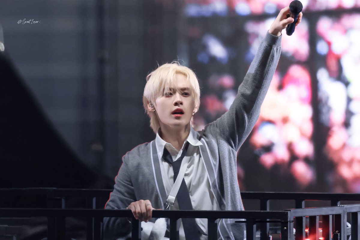 SweetLover_1025's tweet photo. 생일 축하해🎂🎉🎊🥳💛

#HappyLeeKnowDay
#하이하이_오늘은_리노_생일
#PoetryInMotionLeeKnow
#StrayKids #스트레이키즈
#리노 #LeeKnow https://t.co/QpUTce1HVx