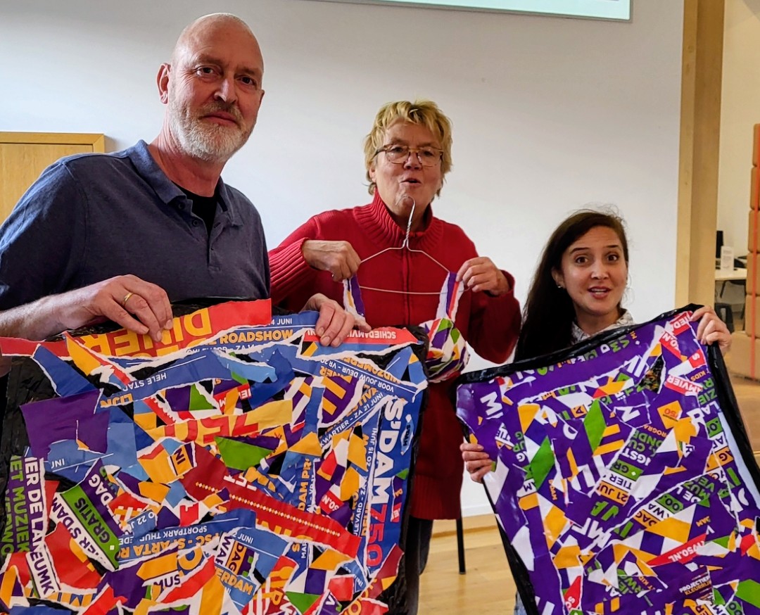 youtu.be/XILiAuzJ_wE?si…
In de Korenbeurs vond vrijdag een workshop plaats waarbij kinderen kleding maakten uit de posters van Schiedam 750. JW TV sprak met  Tuba Gezer.