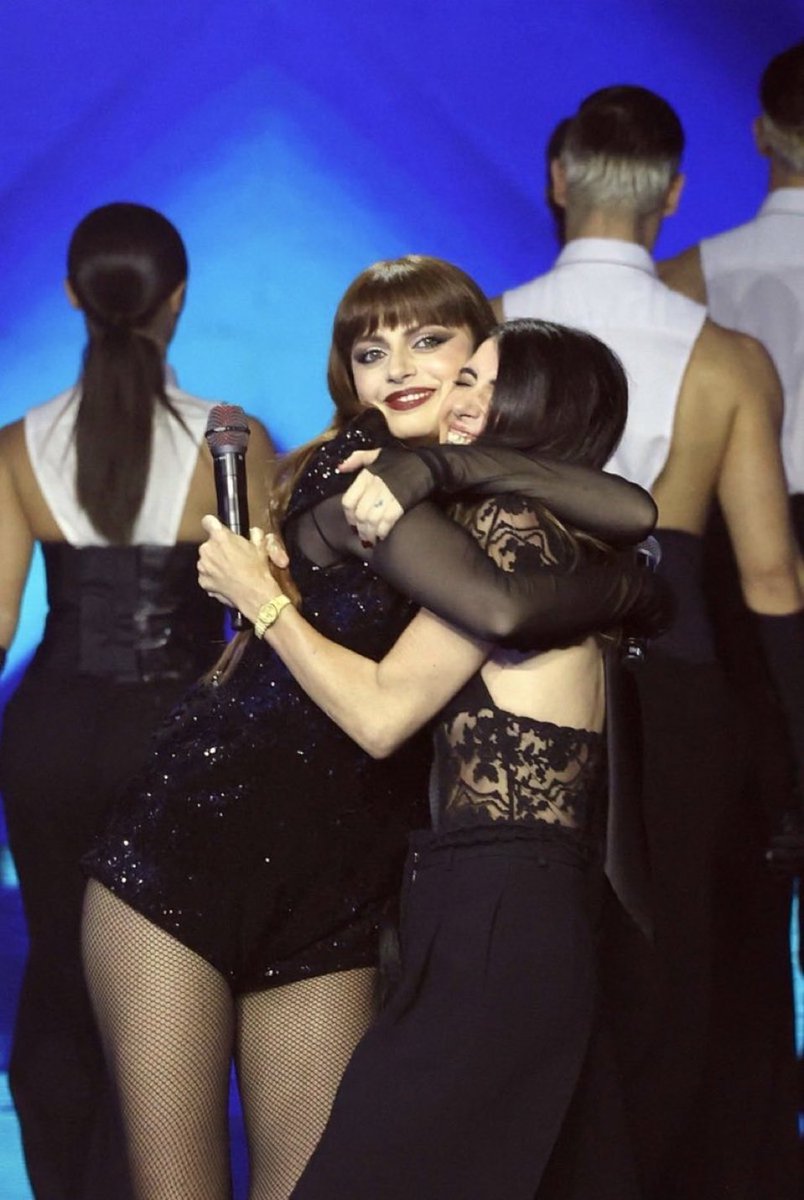 persone: annalisa è fredda, annalisa se la tira, annalisa bla bla

nel frattempo annalisa cucciolando come suo solito: