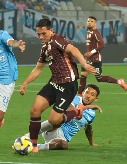 Vélez haciendo comer pasto al pecho frío de Canchita es casi tan bueno como la jugada y el gol