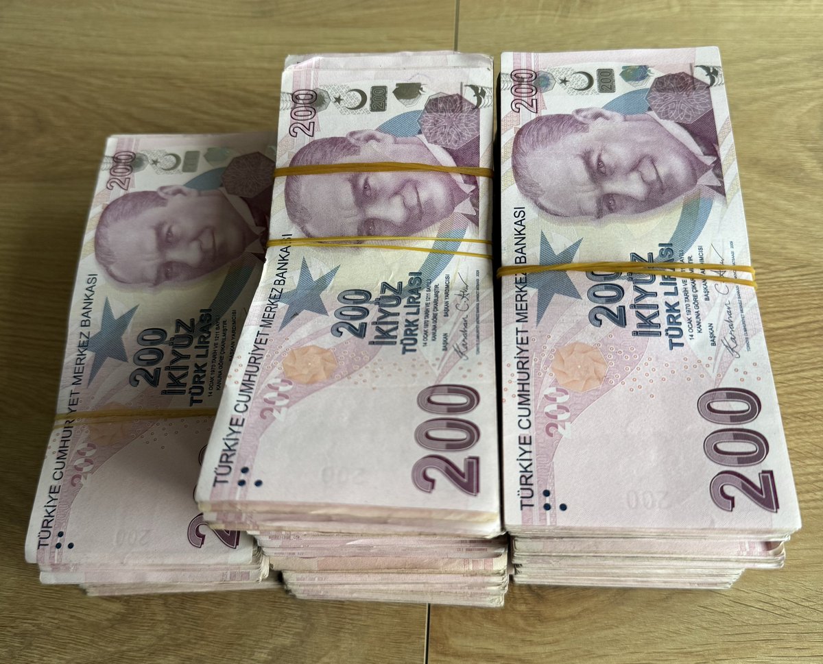 5 yıllık silah taşıma ruhsatı harcı ve diğer masraflar için gereken para yemek masamızda. Ekiple toplandık hep beraber paralarla romantik bir bakışma yaşıyoruz şuan. Ve bu sadece bir ekip üyesinin harcını karşılayacak para. Mehmet Şimşek bunu beğendi.