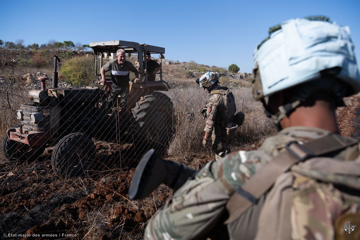 EtatMajorFR's tweet image. 📍 Liban | Patrouille conjointe 🇱🇧 🇫🇷 🇫🇮 au plus près de la Blue Line
 
Par sa présence, la FINUL est un facteur de stabilité qui contribue au retour de la population civile.
 
Les patrouilles régulières de la FCR le long de la Blue Line participent à la pérennisation du retour