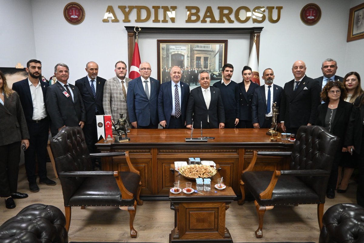 zaferpartisi's tweet photo. Genel Başkanımız Sayın Prof. Dr. Ümit Özdağ ve beraberindeki parti heyetimiz, Aydın Barosu’nu ziyaret etti.

Nazik misafirperverlikleri için Sayın Av. Utku Devrim Barış Arslan’a teşekkürlerimizi sunuyoruz.

#ParolamızZafer https://t.co/nSPVvb1VtP