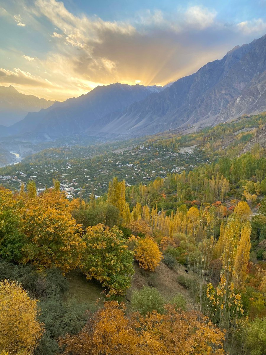 alsirang's tweet image. Golden autumns and silent sunsets, home will always be where the mountains touch the sky. 🍂🏔️
.
.
.
#Hunza #Karimabad #Gilgit #GilgitBaltistan