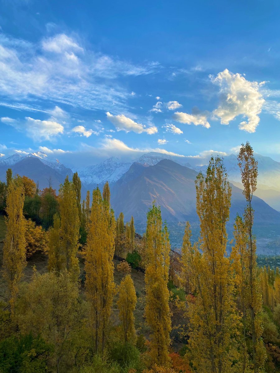 alsirang's tweet image. Golden autumns and silent sunsets, home will always be where the mountains touch the sky. 🍂🏔️
.
.
.
#Hunza #Karimabad #Gilgit #GilgitBaltistan