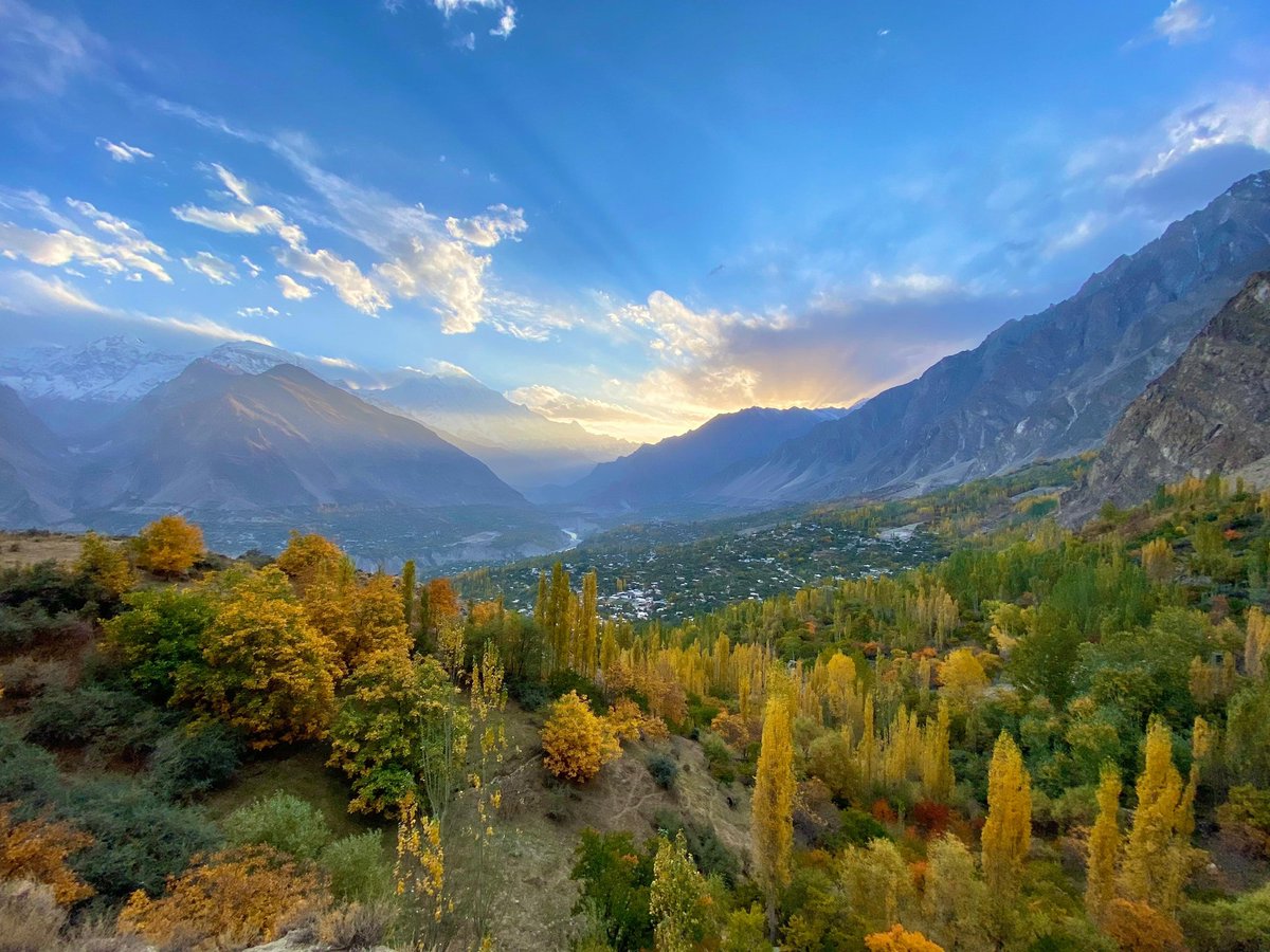 alsirang's tweet image. Golden autumns and silent sunsets, home will always be where the mountains touch the sky. 🍂🏔️
.
.
.
#Hunza #Karimabad #Gilgit #GilgitBaltistan
