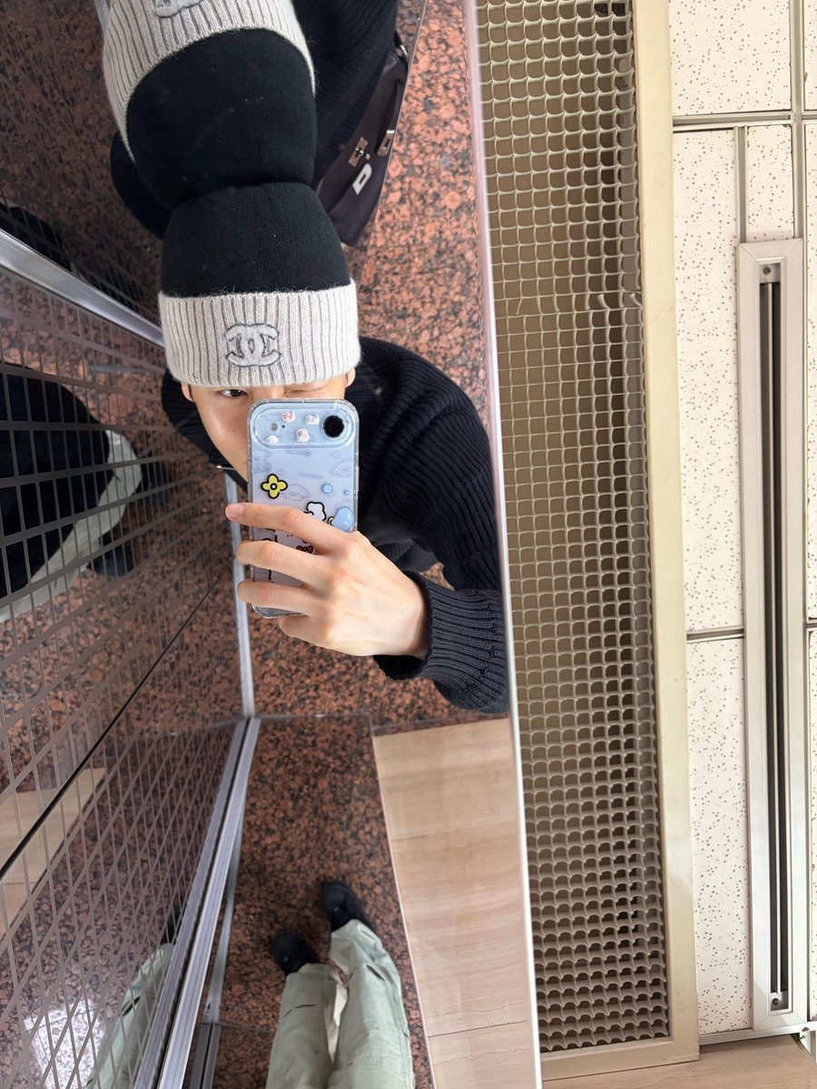 dohdam_tale's tweet photo. ㅎㅏ.. 백도 핸드폰도 커플폰이네,, 아이폰 에어 스카이 블루와 스페이스 블랙🩵🖤 진짜 계속 그래라 너네 https://t.co/ezZpSpr6Ib
