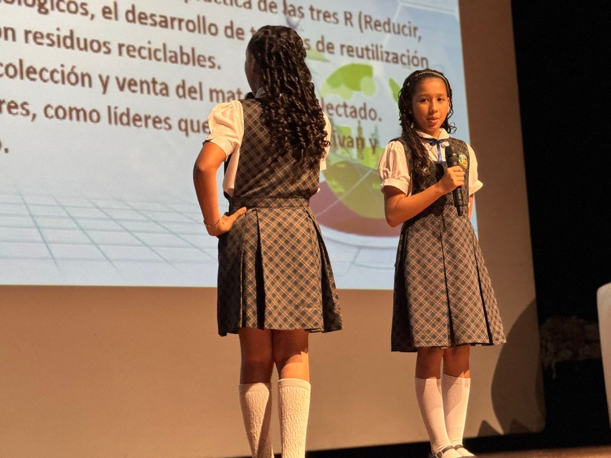 La secretaria de Medio Ambiente, Yeni Maritza Meneses Barroso (E), participa en la clausura del programa Vigías Ambientales en el Teatro Zulima, un espacio que reconoce el compromiso ciudadano con la protección y el cuidado del entorno en nuestro territorio. 🌱💚