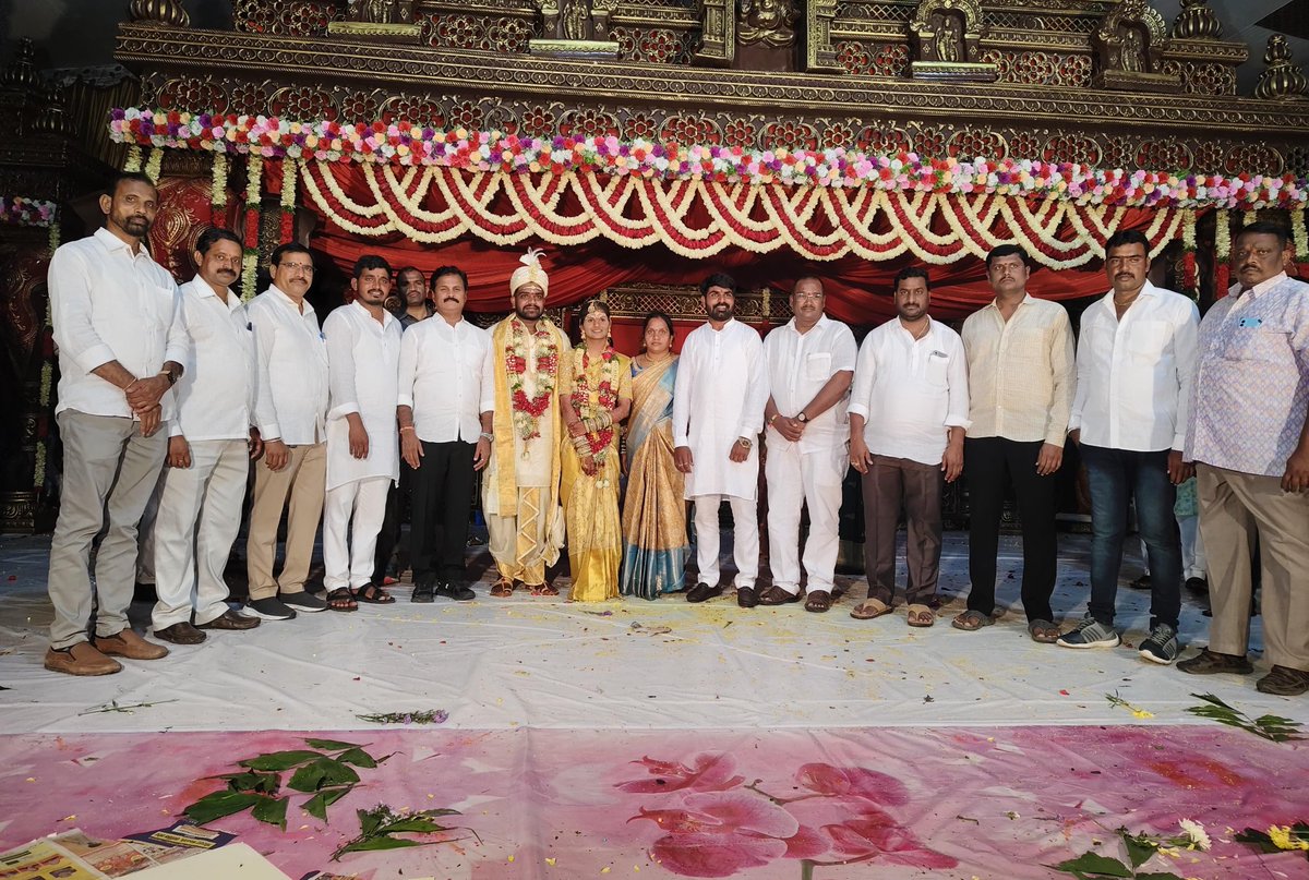 పోచంపల్లి బాలాజీ గార్డెన్ లో గ్రామ శాఖ అధ్యక్షుడు శంకర్ యాదవ్ బామ్మర్ది దుర్గం శేఖర్ యాదవ్ వివాహంలో హాజరై నూతన వదూవరులను ఆశీర్వదించిన ఎమ్మెల్యే కుంభం అనిల్ కుమార్ రెడ్డి గారు