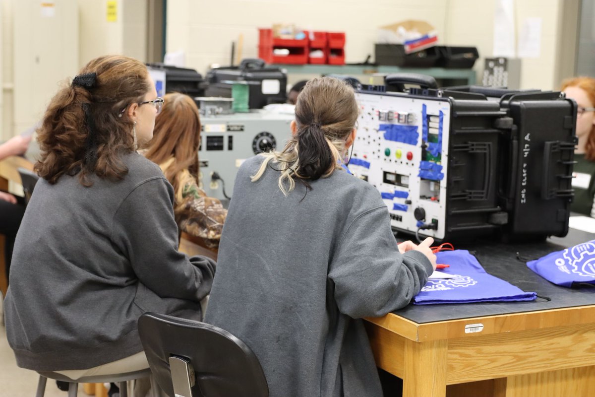 ConnectWithAMC's tweet image. Our final #MfgDay event of the fall took place last week. Students connected with local employers, participated in hands-on activities, and learned why manufacturing careers are worth pursuing. Thank you to our sponsors and host for making these events possible!