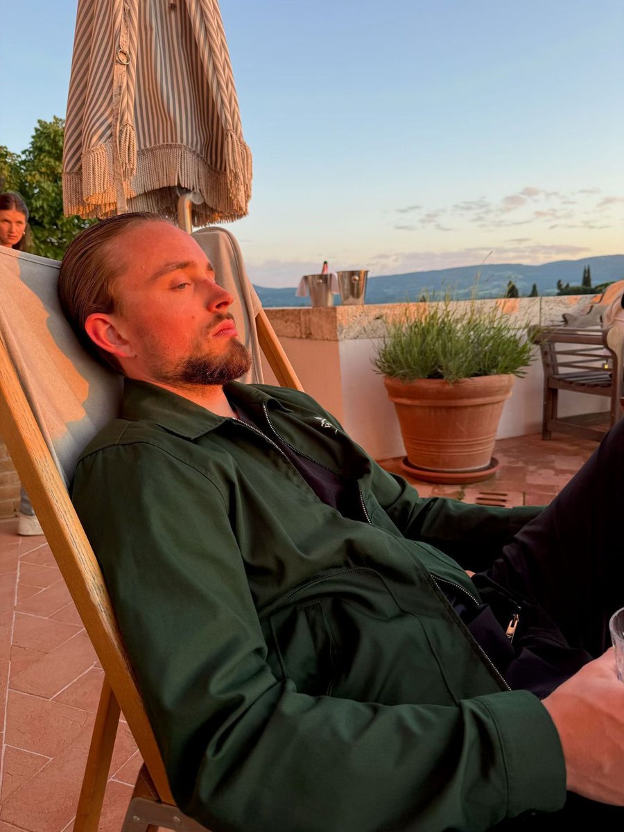 Anyone who constantly tries to “be happy” is ruining their life.

The problem: most confuse happiness with euphoria.

Real happiness is not hitting your first 100k month or buying a Porsche.
Those are euphoric highs. Amazing, but short-lived.

True happiness is more boring and