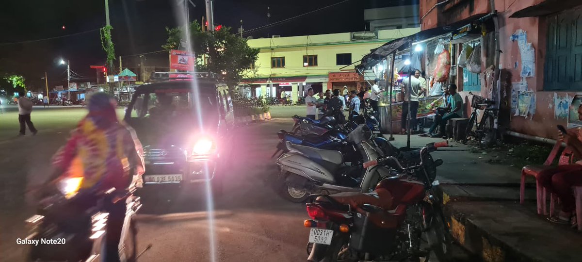 NandaAshitKumar's tweet photo. @CollectorBgr 
Surprisingly, on one of the busiest chowks, a Tea Stall stands proudly, undisturbed by the heavy traffic around it. Hundreds of two-wheelers are parked there every day right under the nose of the local traffic police, yet no one has ever stopped him. @spbalangir https://t.co/9e0f4RSSiG