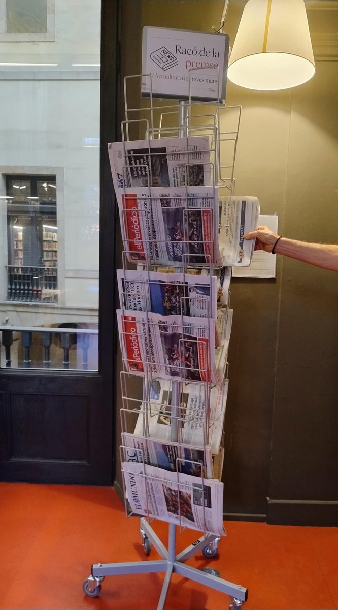 📰Avui és el #diadelesbiblioteques, i ho celebrem ensenyant-vos els expositors de revistes i diaris d'algunes de les biblioteques on treballem. 

Va enfilall!🧵

La Biblioteca de l'<a href="/AteneuBCN/">Ateneu Barcelonès</a> 
(1/5)