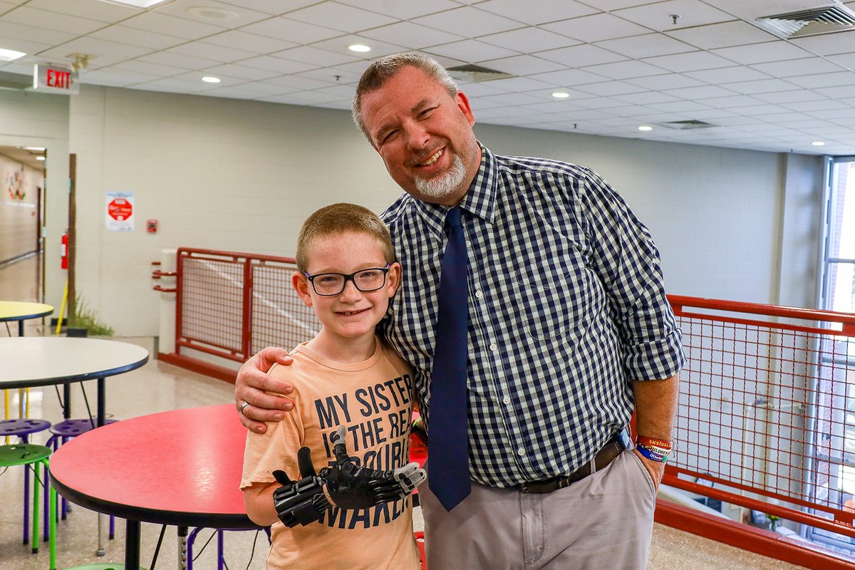 Scott Johnson, a teacher at Red Cross Elementary School in Barren County, created a prosthetic hand for his student, Jackson Farmer, using the school’s 3D-printing lab.

Read more: bit.ly/BarrenCounty3D…