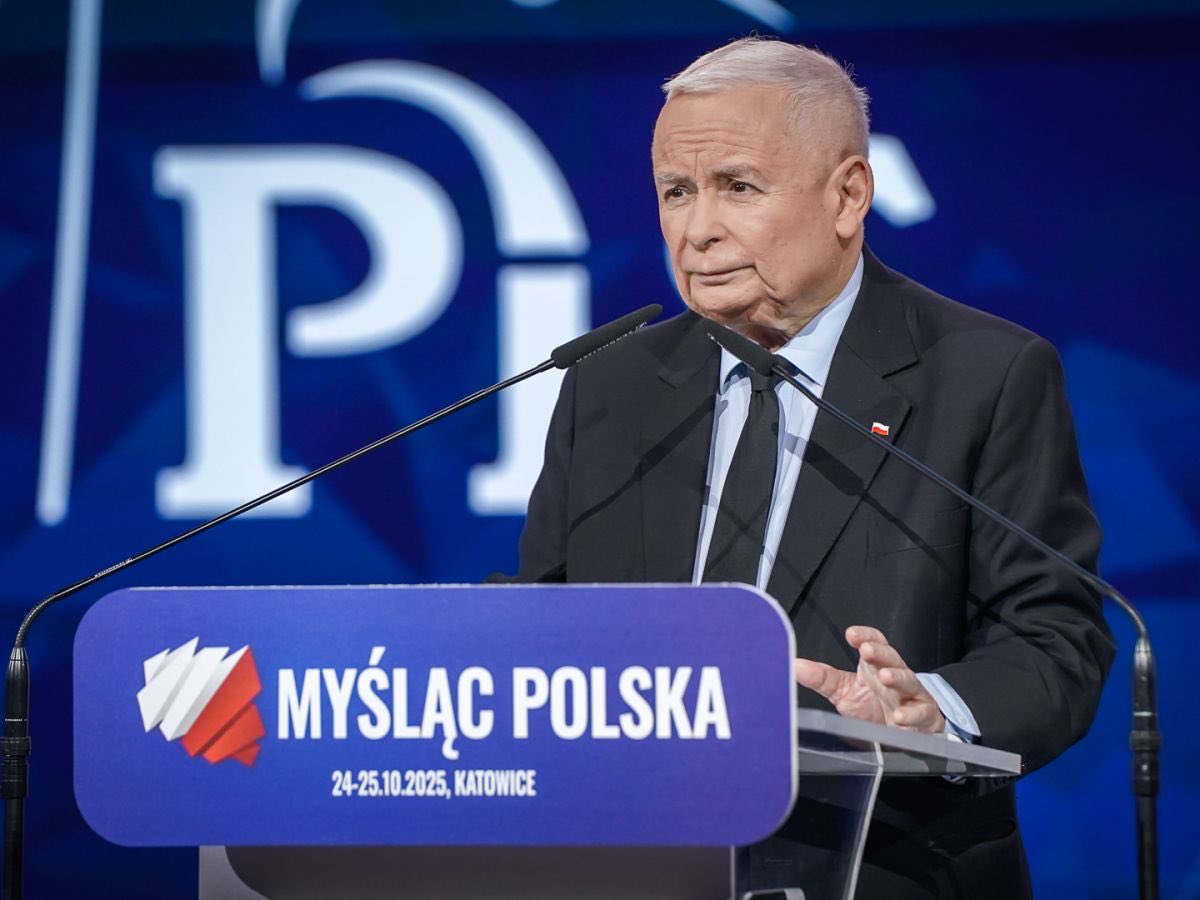 Jarosław Kaczyński otworzył dzisiaj 40 minutowym przemówieniem konwencję PiS w Katowicach. 

Zaatakował na nim wszystkich - Niemców, Francję i całą Unię Europejską, wszystkich poza Rosją. 

Jak to możliwe, że w obliczu namacalnego zagrożenia ze strony Putina lider opozycji