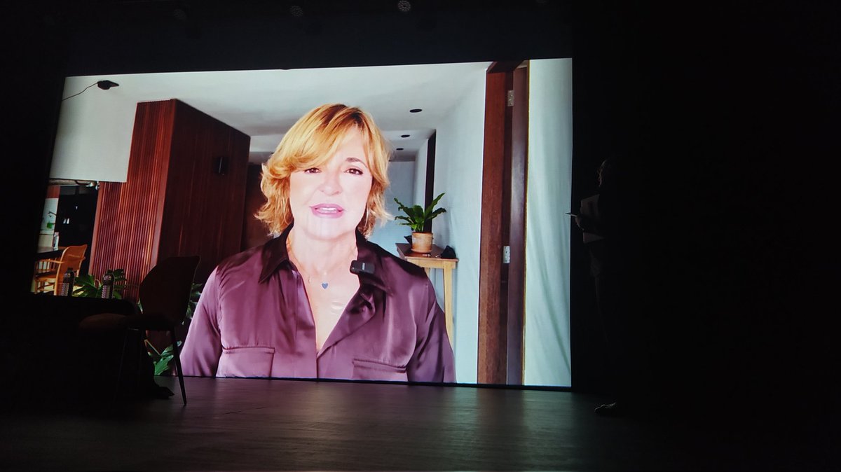 Comienza la jornada periodística del #premiodavidberiain. El periodista <a href="/cyarnoz/">Carlos Yárnoz</a> dialoga con Arantxa Pérez Laya tras unas palabras de <a href="/almuariza/">Almudena Ariza</a>.