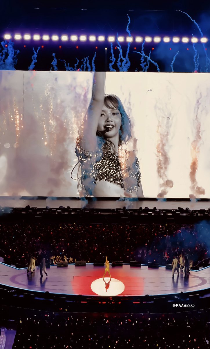 all eyes on her 

#DEADLINEinBangkok_LISA 
#BLACKPINK_DEADLINE