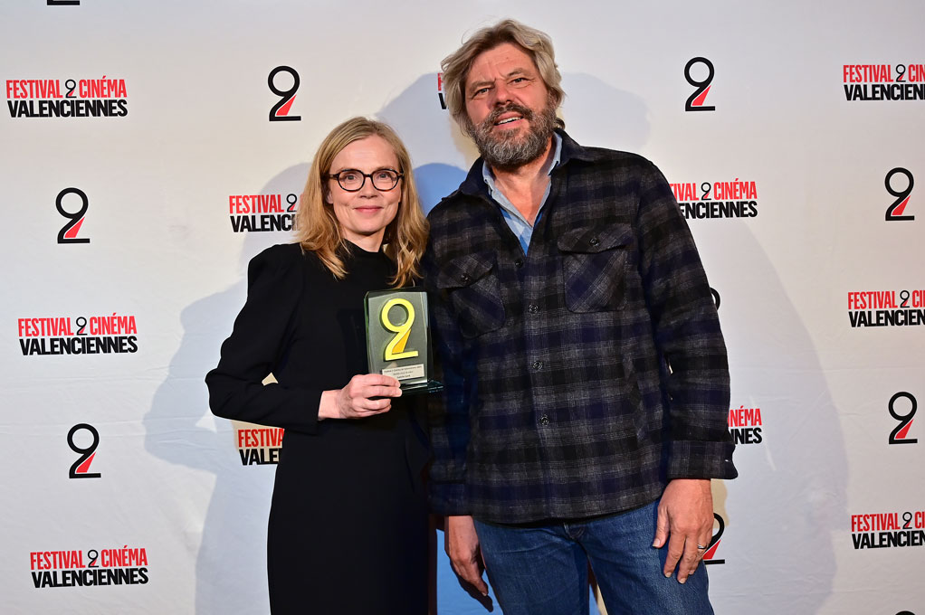 festival2val's tweet image. 🏆#isabellecarré, Invitée Coup de Cœur du 15ème #festival2cinema, s’est vue remettre son trophée par le réalisateur et scénariste #éricbesnard lors de sa Célébration. Ils ont tourné ensemble L&apos;ESPRIT DE FAMILLE, DÉLICIEUX et JEAN VALJEAN.

#valenciennes #hautsdefrance