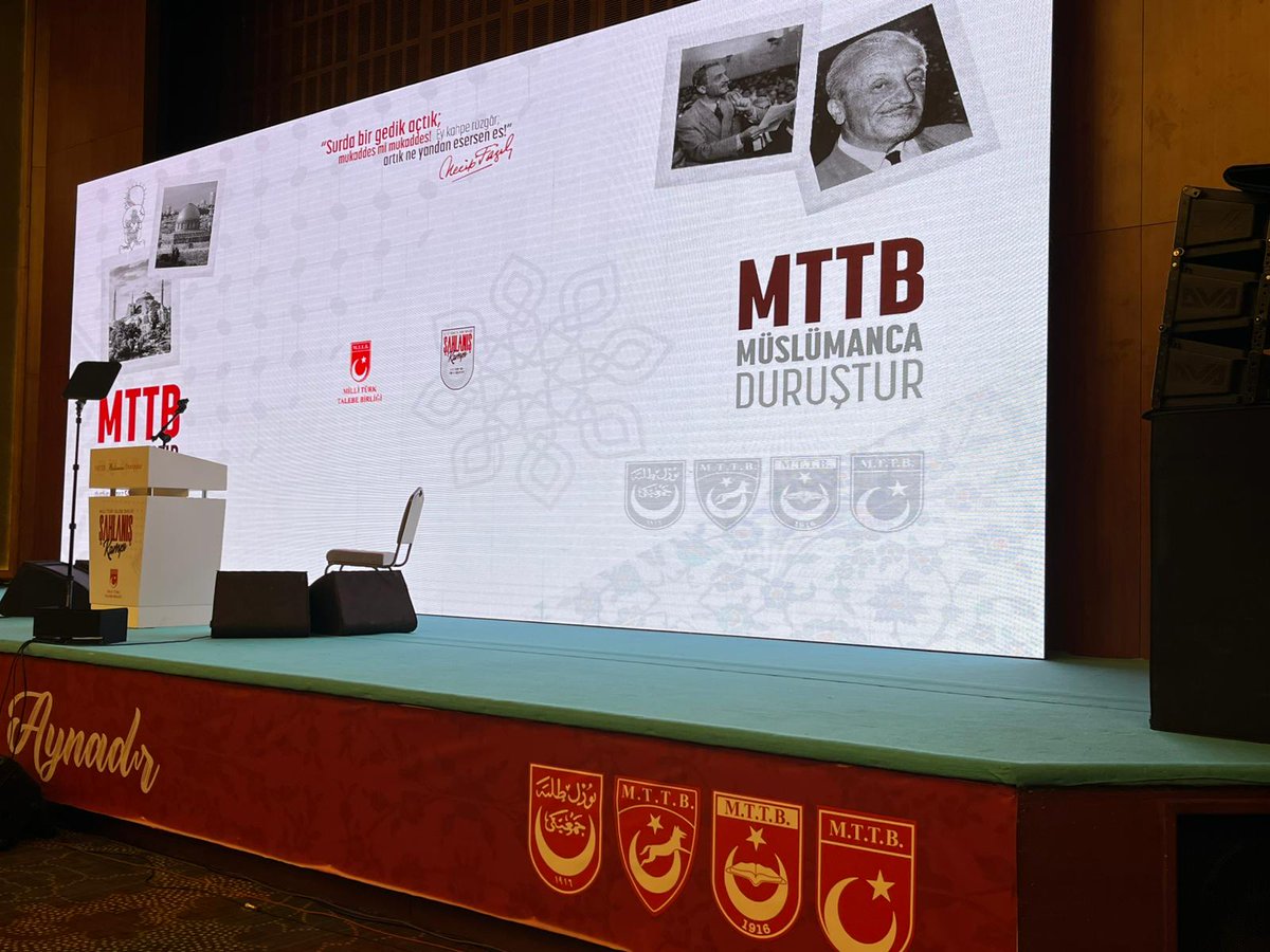 Ankara’nın Kızılcahamam ilçesinde düzenlenen Milli Türk Talebe Birliği (MTTB) Şahlanış Kampı’nda, teşkilatın tarihi kimliğine dönüş kararı açıklandı.

İçişleri Bakanı Ali Yerlikaya, bugüne kadar Milli Türk Talebe Birliği Federasyonu adıyla faaliyetlerini sürdüren yapının, artık