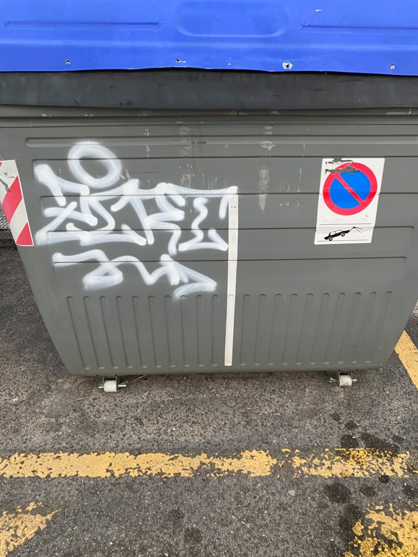 Nos avisan vecinos de Tanos que está apareciendo este mismo grafiti en varios puntos del barrio.
Ojalá el arte urbano se usara para dar color a la ciudad… y no para ensuciarla.
Un poco de talento no estaría mal, pero sobre todo, un poco de respeto.