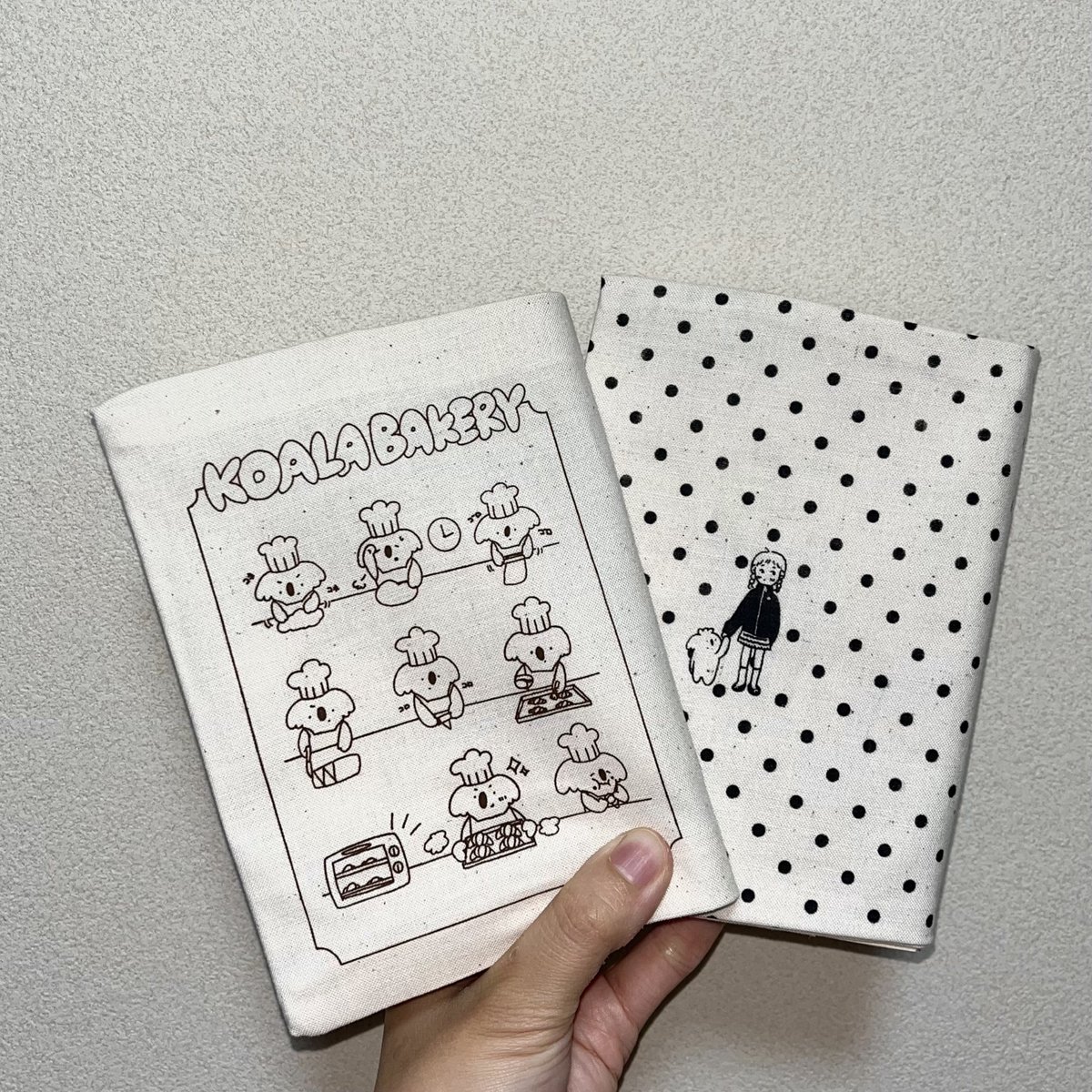 ブックカバー作った！
デザイン、印刷、縫製まで全部やった、😭
明日の女子美祭のフリマで売ります！(>ᴗ<)