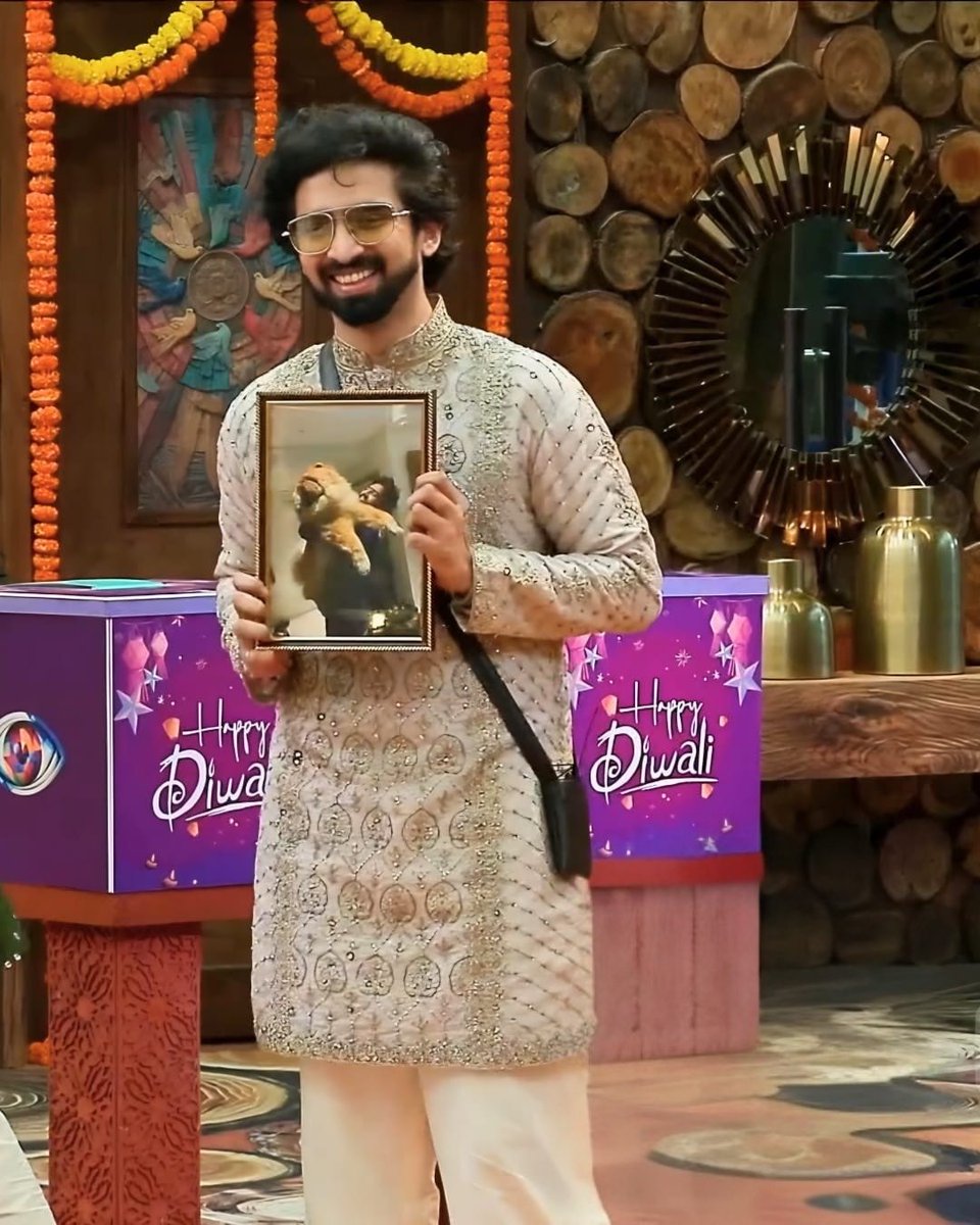AmaalMallik's tweet image. Zoom in on the first slide to spot 2 handsome boys in one frame! 🐶✨
@ColorsTV @EndemolShineIND @BeingSalmanKhan @HotstarReality 
#AmaalMallik #TeamAmaalMallik #BiggBoss19 #BiggBossOnJioHotstar #BB19OnJioHotstar #BB19 #Colors #JioHotstar #SalmanKhan #Amaalians #ColorsTV…